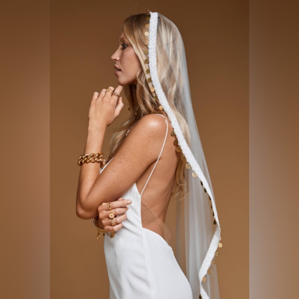 Boho bride Rue de seine coin wedding veil - white and gold